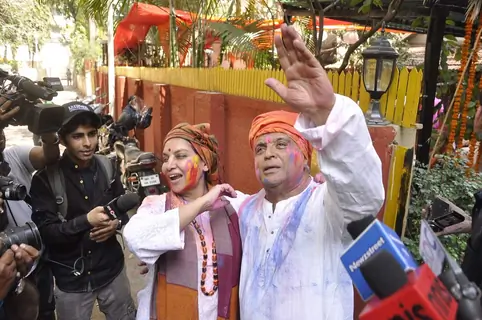 Javed Akhtar and Shabana Azmi pose for the media at the Holi Bash