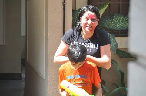 Priya Dutt was Snapped playing Holi with Kids