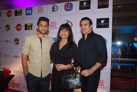 Archana Puran Singh and Parmeet Sethi pose with their Son at Ghanta Awards 2015