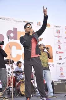 Sidharth Malhotra interacts with the audience at DNA Race