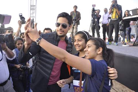 Sidharth Malhotra clicks a selfie with fans at DNA Race