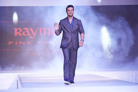 Randeep Hooda waves to the audience at the Launch of Raymond Linen