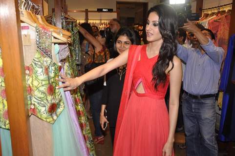 Amyra Dastur checks out the designs at Tanvi Kedia Collection Launch at Fuel