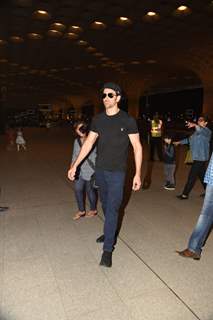 Hrithik Roshan was snapped at Airport while leaving for a family trip at Maldives