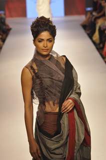 Parvathy Omanakuttan walks the ramp for Vaishali S. at the Lakme Fashion Week 2015 Day 1