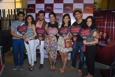 Celebs pose for the media at the Special Screening of Yeh Hai Aashiqui's Last Episode