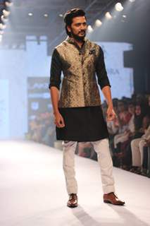 Riteish Deshmukh walks the ramp for Raghavendra Rathore at the Lakme Fashion Week 2015 Day 2