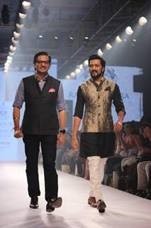 Riteish Deshmukh walks the ramp for Raghavendra Rathore at the Lakme Fashion Week 2015 Day 2