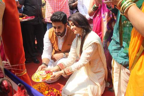 Abhishek Bachchan and Aishwarya Rai Bachchan were snapped doing puja at Gudi Padwa Celebrations