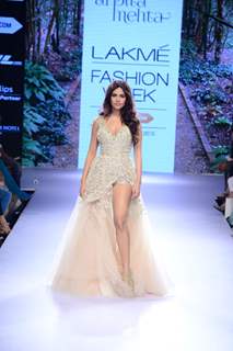 Esha Gupta walks for Arpita Mehta at Lakme Fashion Week 2015 Day 4