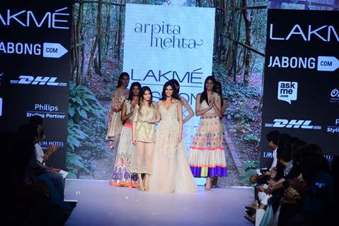 Esha Gupta walks for Arpita Mehta at Lakme Fashion Week 2015 Day 4