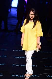 Poonam Dhillon walks the ramp at Lakme Fashion Week 2015 Day 4