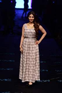 Tanishaa Mukerji walks the ramp at Lakme Fashion Week 2015 Day 4