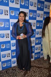 Shilpa Shirodkar poses for the media at Lakme Fashion Week 2015 Day 4