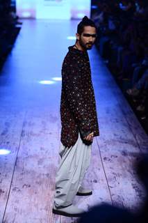 Shahid Kapoor walks for Kunal Rawal at Lakme Fashion Week 2015 Day 4