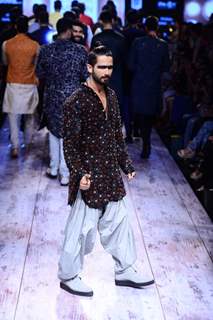 Shahid Kapoor walks for Kunal Rawal at Lakme Fashion Week 2015 Day 4