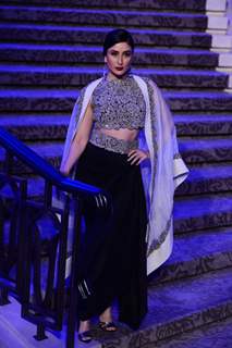 Kareena Kapoor walks for Anamika at the Grand Finale of Lakme Fashion Week 2015