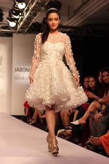 Riya Sen walks for Karleo at the Grand Finale of Lakme Fashion Week 2015