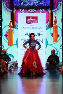 Chitrangda Singh walks for Tarun Tahiliani at the Grand Finale of Lakme Fashion Week 2015