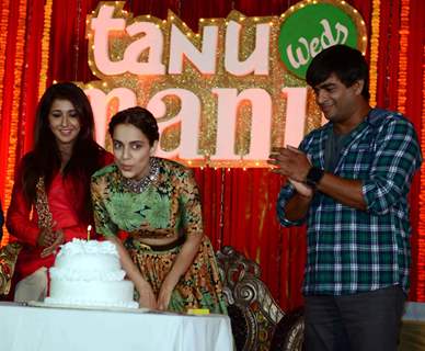 Kangana Ranaut blows her birthday candle at the Poster Launch of Tanu Weds Manu Returns