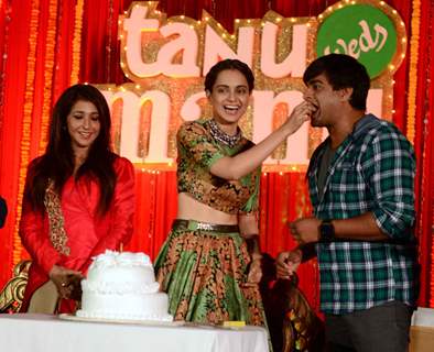 Kangana Ranaut feeds a piece of cake to R. Madhavan at the Poster Launch of Tanu Weds Manu Returns