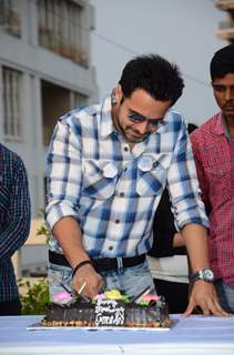 Emraan Hashmi was snapped cutting his Birthday Cake