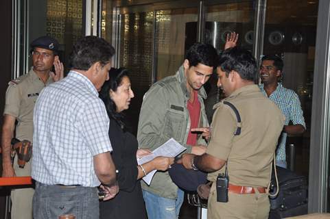 Sidharth Malhotra was snapped with his Parents for First Time at Airport