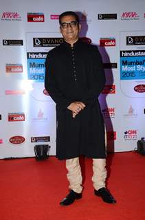 Abhijeet Bhattacharya poses for the media at HT Style Awards 2015