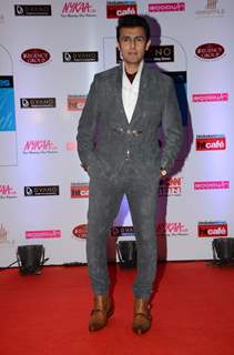 Sonu Niigam poses for the media at HT Style Awards 2015