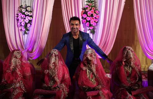 Ajaz Khan with the brides to be at a Mass Marriage Initiative