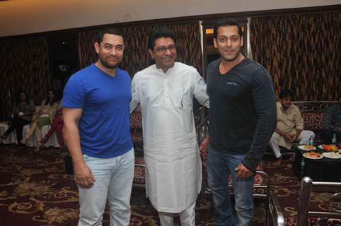 Raj Thackeray poses with Aamir Khan and Salman Khan at the Meet on Mumbai