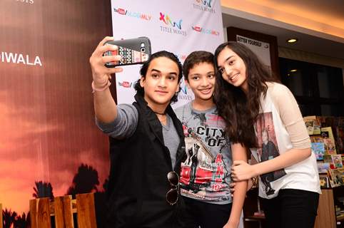 Faisal Khan clicks a selfie with fans at Book Signing Event