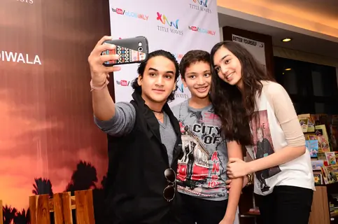 Faisal Khan clicks a selfie with fans at Book Signing Event