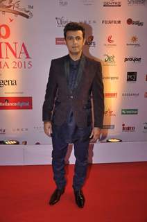 Sonu Niigam poses for the media at Femina Miss India Finals Red Carpet