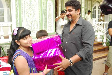 Rajan Shahi distributing gifts to the Child actors of Yeh Rishta Kya Kehlata Hai