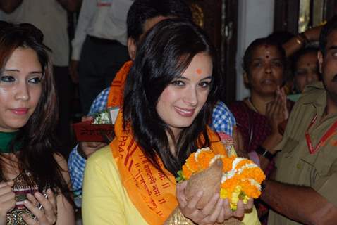 Evelyn Sharma poses for the media at Siddhivinayak Temple