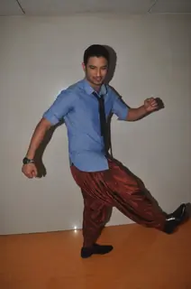 Sushant Singh Rajput makes a dancing pose for the media at Detective Byomkesh Bakshy! Contest