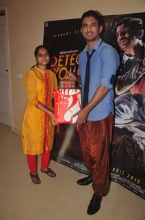 Sushant Singh Rajput Felicitates the Winner of Detective Byomkesh Bakshy! Contest