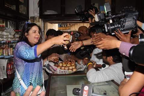 Farah Khan distributes muffins among the media at the Launch of Ritesh Batra's 'Poetic License'