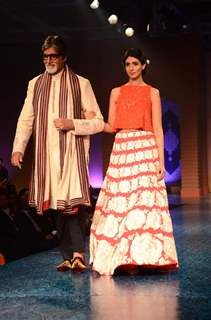 Amitabh Bachchan and Shweta Nanda walk the ramp at 'Mijwan-The Legacy'