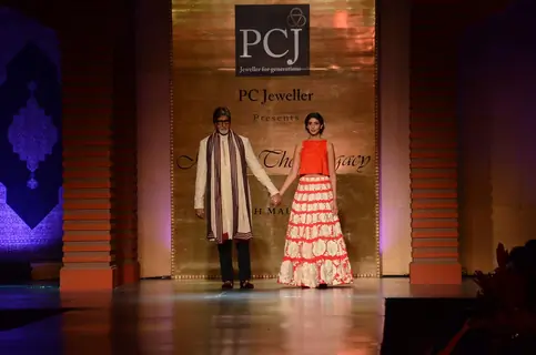 Amitabh Bachchan and Shweta Nanda walk the ramp at 'Mijwan-The Legacy'