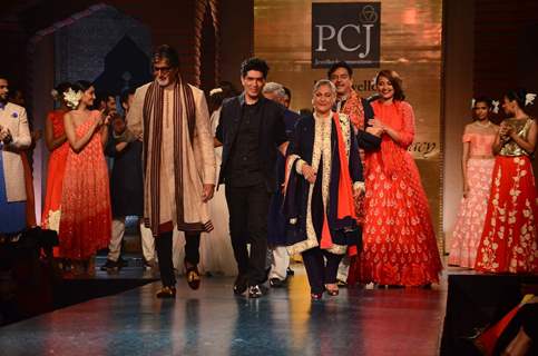 Manish Malhotra showcases his collection at 'Mijwan-The Legacy'