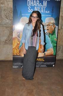 Hazel Keech poses for the media at the Special Screening of Dharam Sankat Mein