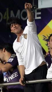 Shah Rukh Khan cheering up his team for the 1st Match