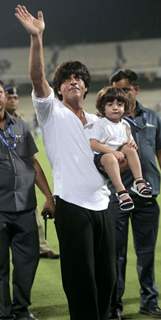 Shah Rukh Khan Waves to the audiences at the 1st Match of IPL Season 8