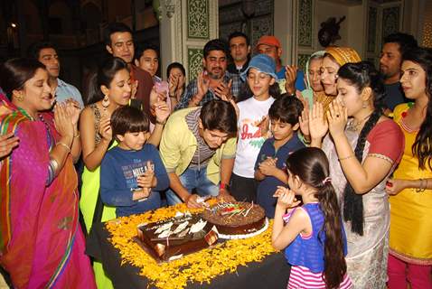 Rohan Mehra cuts his Birthday Cake