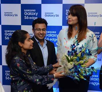 Huma Qureshi interacts with people at Samsung Mobile Launch