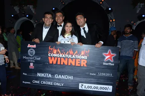Nikita Gandhi with her cheque Grand Finale of Masterchef Season 4