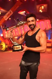 Ashish Chowdhry with his trophy at Grand Finale of Khatron Ke Khiladi : Darr Ka Blockbuster Returns