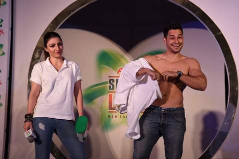 Kunal Removes His Tshirt at Launch of India's First Gender Neutral Wash Care Labels